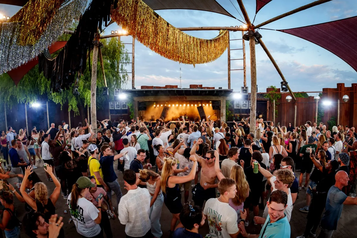 Thuishaven mainstage met dansend publiek bij zonsondergang